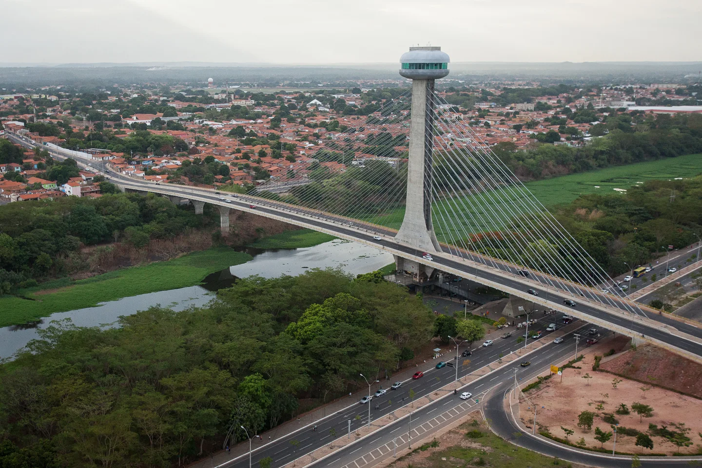 Ponte Estaiada João Isidoro França sobre o rio Poti, em Teresina, Piauí